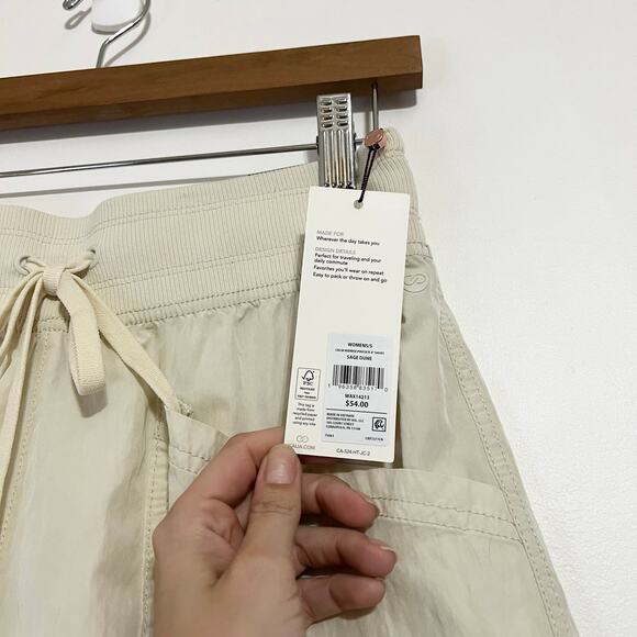 NWT CALIA Midrise Pintuck 4" Short in Sage Dune | S - Picture 4 of 5